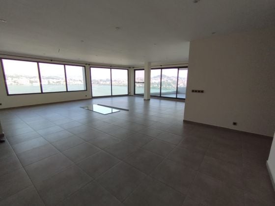 IVANDRY GRAND APPARTEMENT T6 EN BAIE VITREE DE 400M² AU BORD DU LAC ...