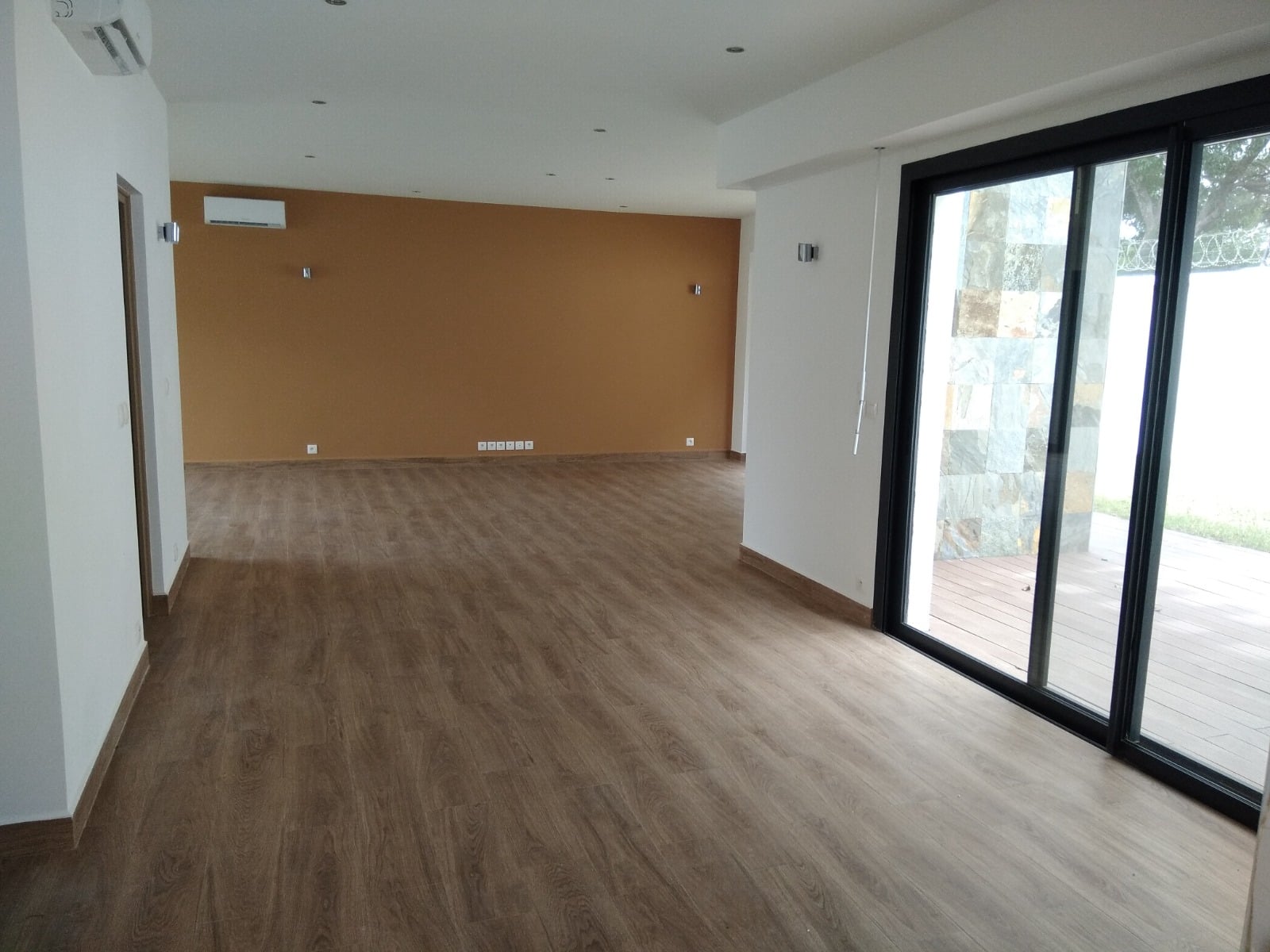 IVANDRY GRANDE VILLA MODERNE T4 AVEC GRAND JARDIN -GOUPE ELECTROGENE ET GRAND PARKING DANS UNE RESIDENCE SECURISEE A 2 MINUTES DES ECOLES 