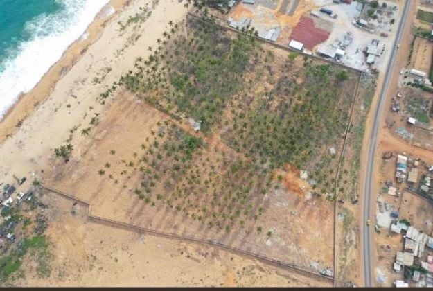 Bassam Bordure de mer et route 4 Hectares disponibles