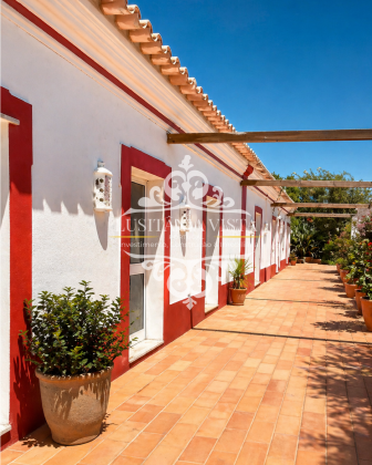 House with land, strong potential – Algarve