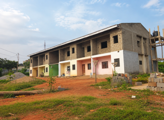 MAGNIFIQUE IMMEUBLE R+1 À VENDRE À SOA – YAOUNDÉ