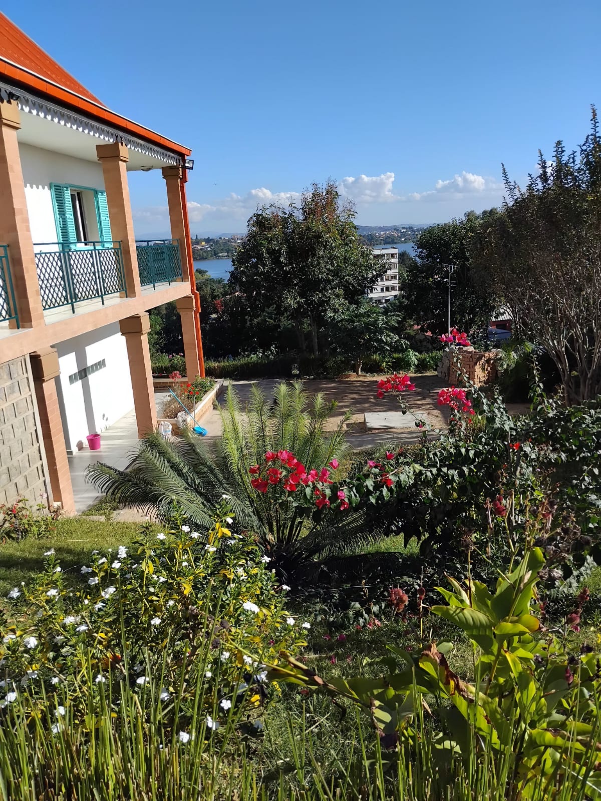 PROPRIETAIRE LOUE APPARTEMENT SEMI-MEUBLE 50 m2 LUMINEUX A ANKADINDRAVOLA (secteur Ivato - Ambohibao)