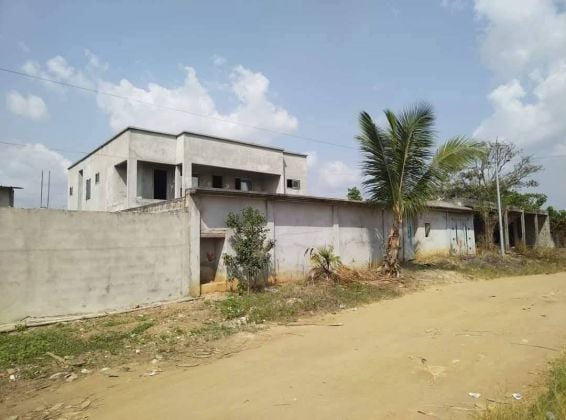 VENTE D'UN TRÈS GRAND DUPLEX BRUT DE 6 PIÈCES AVEC PISCINE ...