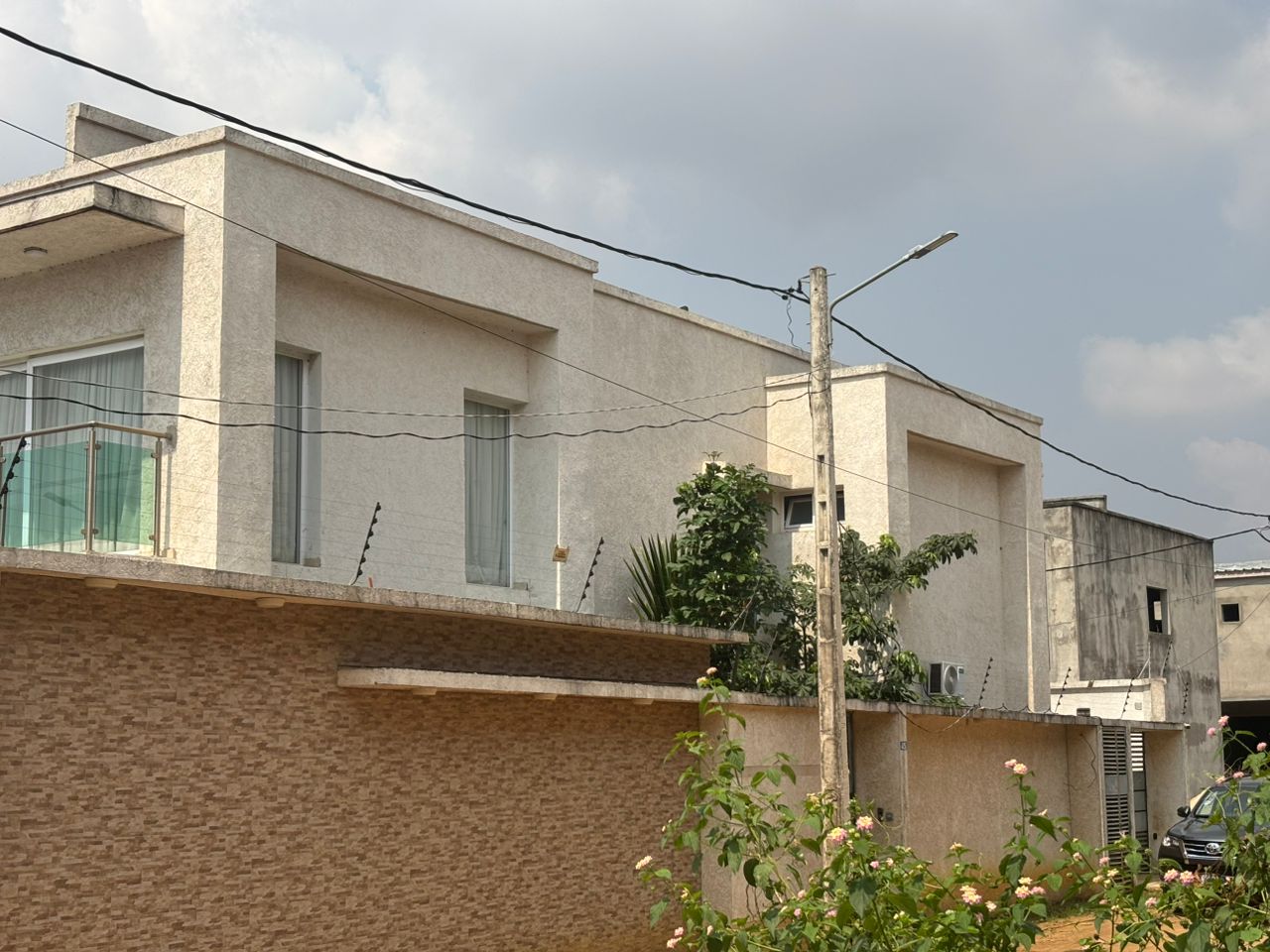 Une villa duplex de 8 pièces en vente à Bingerville