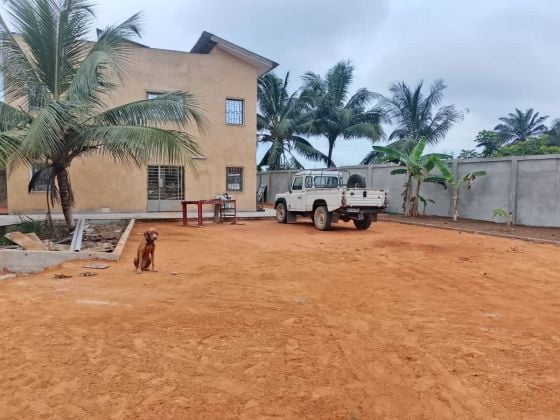 EN VENTE UNE RESIDENCE, PIEDS DANS L'EAU, SUR   2 300 M 2