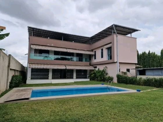 Se vende villa dúplex de 8 habitaciones con vistas a la laguna ...