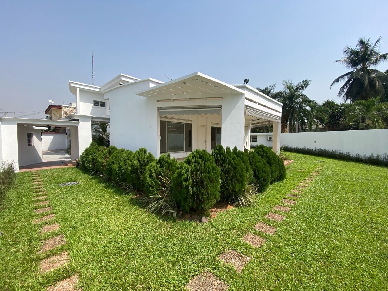 2 Plateaux Vallon, belle maison de 8 pièces disponibles jardin et piscine 