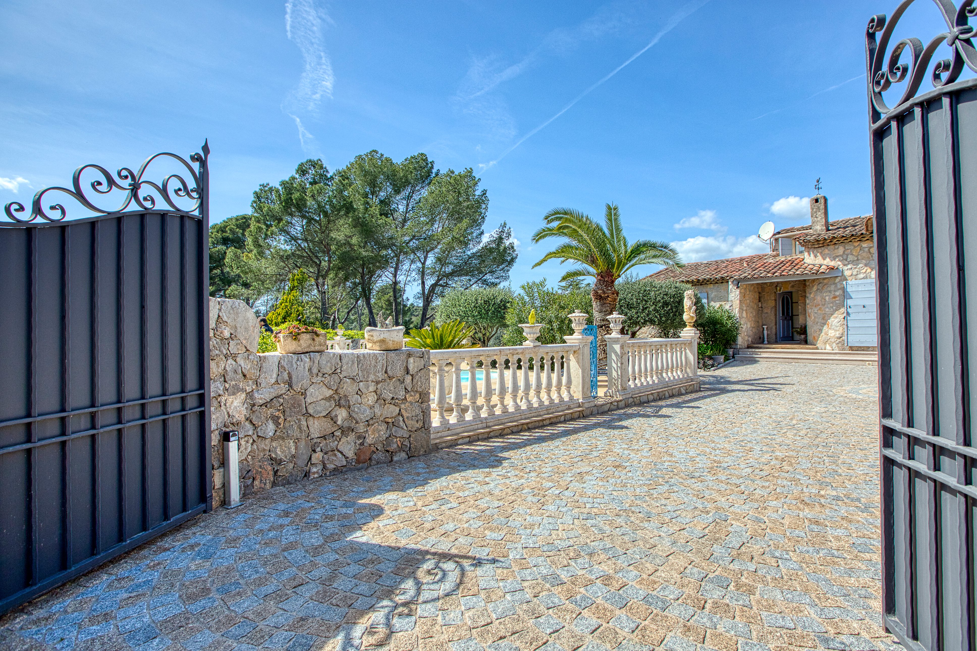 Particulier vend villa en pierres de taille piscine avec appartement indépendant