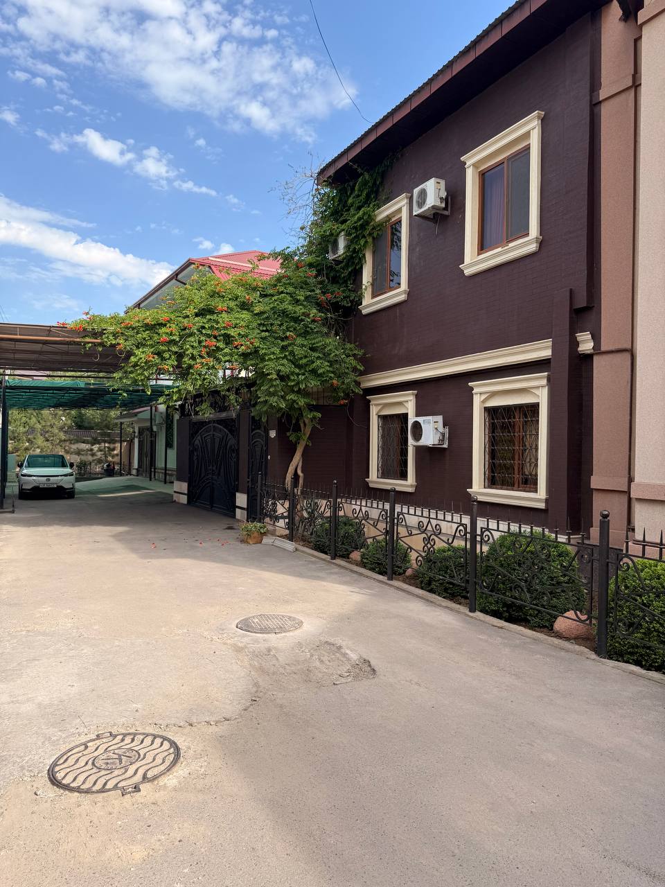 Warm and cozy 3 bedrooms and 2 bathrooms house of 380 sq.m. in the city center