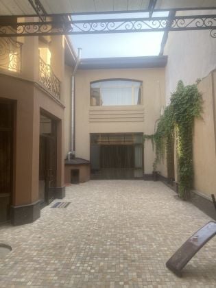 Newly renovated 2 bedrooms and 2 bathrooms house of 220 sq.m. in central ...