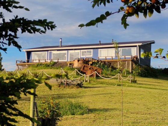 Ocean-View 1.3-Acre Plot with Modern House & Huge Warehouse - Castro, ...