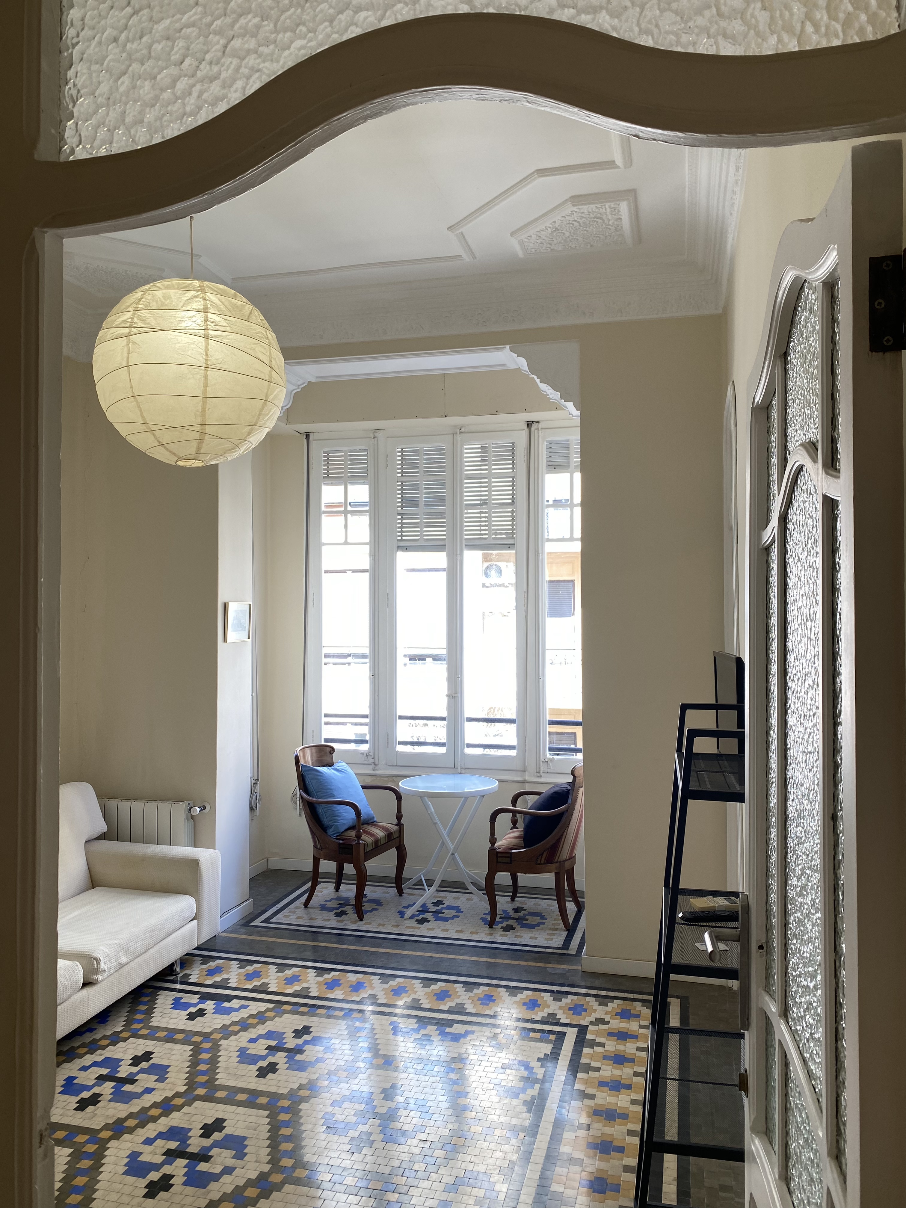 A characterful 1-bedroom apartment with exceptional heritage features on Calle Salamanca (L'Eixample), fully furnished and all-inclusive, for stays of 4 to 12 months, for up to 2 adults.