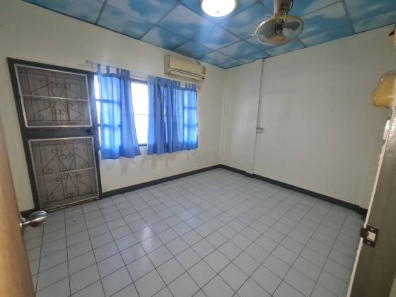 Townhouse on Soi Nen Plab Wan for rent 9,000 baht