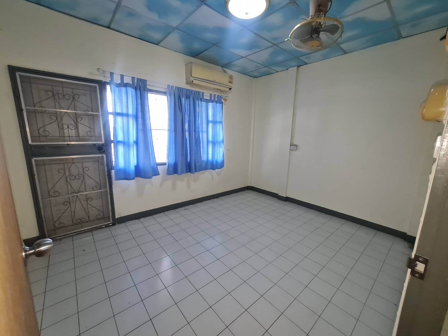 Townhouse on Soi Nen Plab Wan for rent 9,000 baht