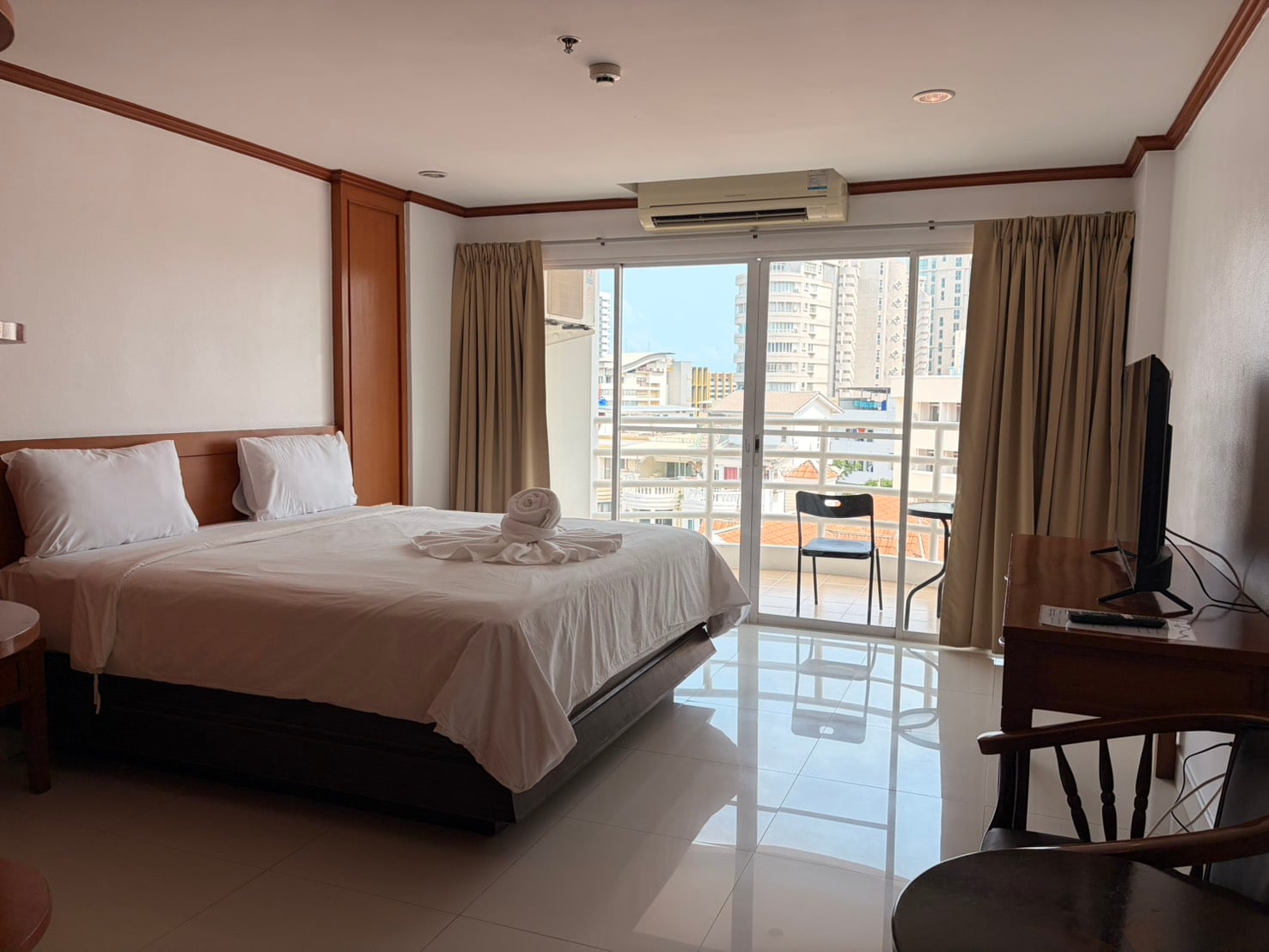 Hotel room service Free room cleaning every week, Yearly contract, Pratanmak Pattaya