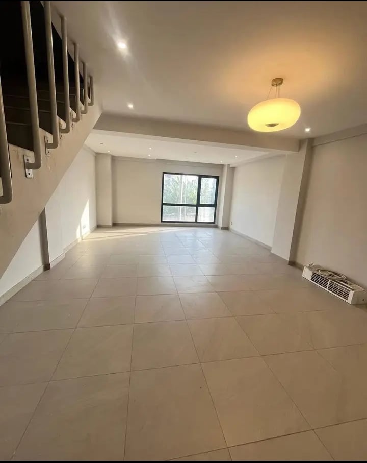 Appartement en duplex à louer à Bonapriso, Douala 