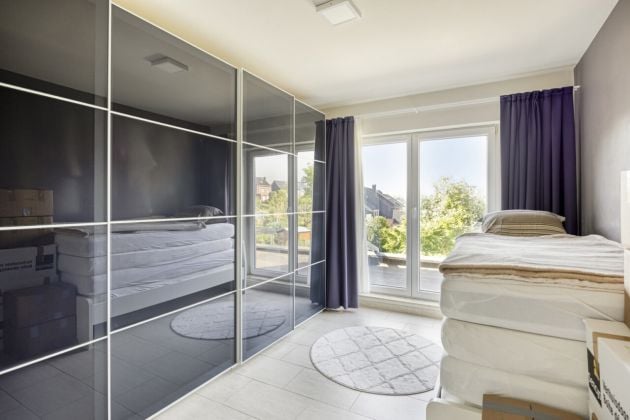 Apartamento dúplex con jardín y garaje.