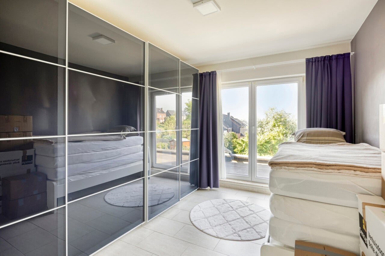 Apartamento dúplex con jardín y garaje.