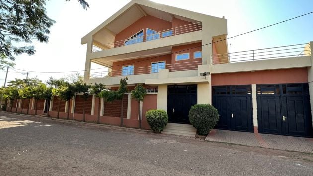 belle villa duplex de 10 pièces  + piscine Ouaga 2000 Zone A