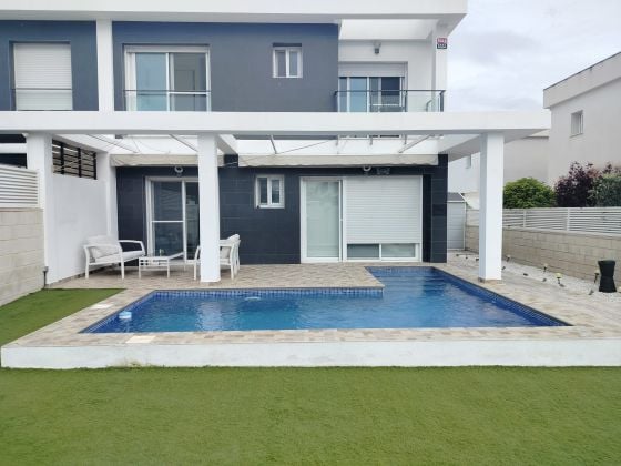 Location d'une villa jumelée avec piscine et terrain privé