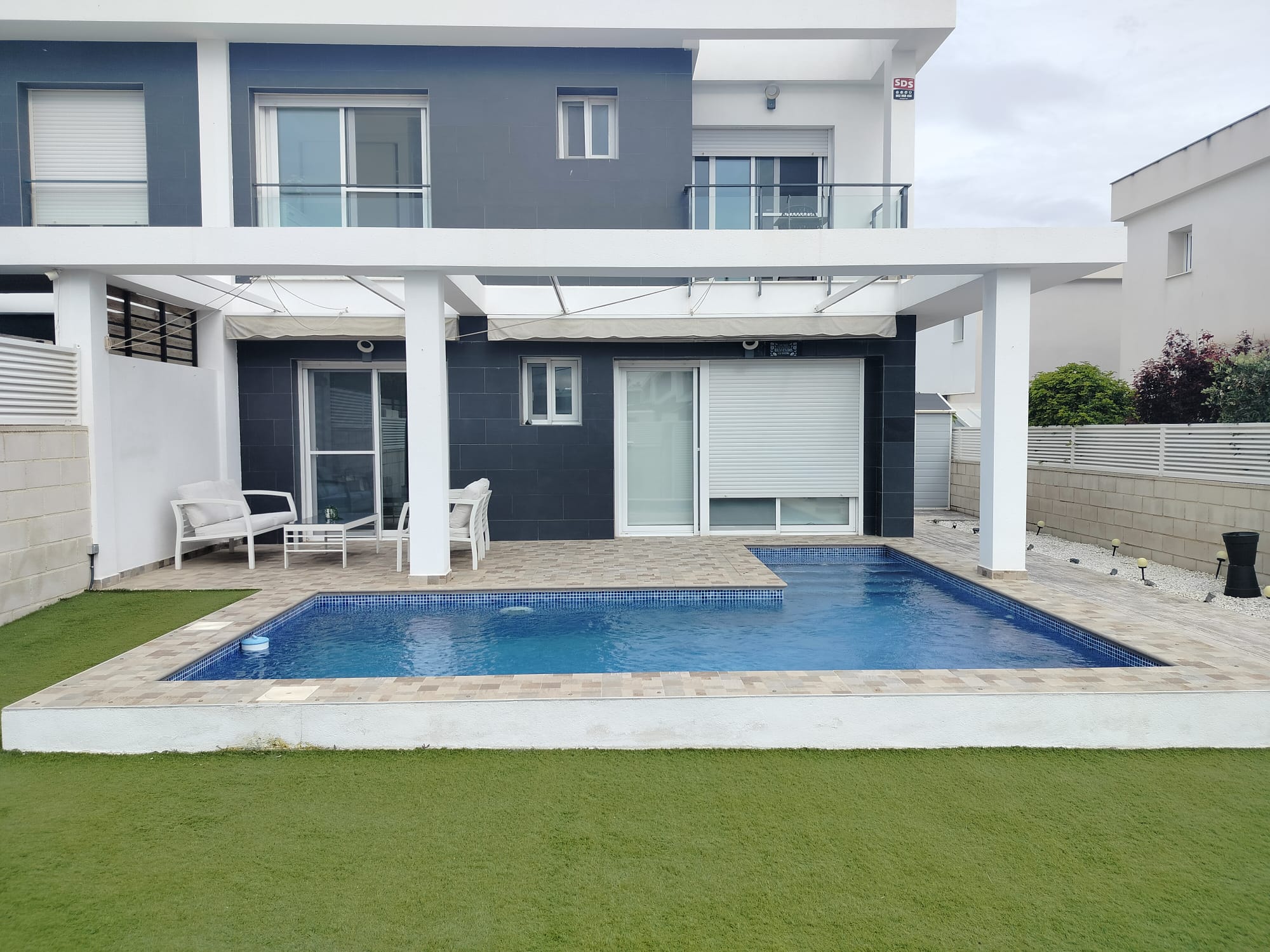 Location d'une villa jumelée avec piscine et terrain privé