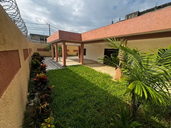 For rent: 2-story, low-rise villa, Les Perles, 6 rooms 