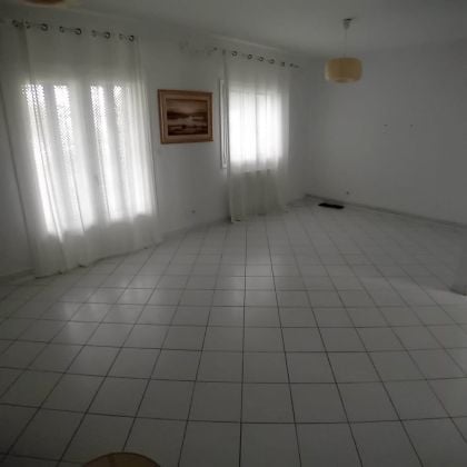 Appartamento duplex con due camere da letto, giardino e vista mare a ...