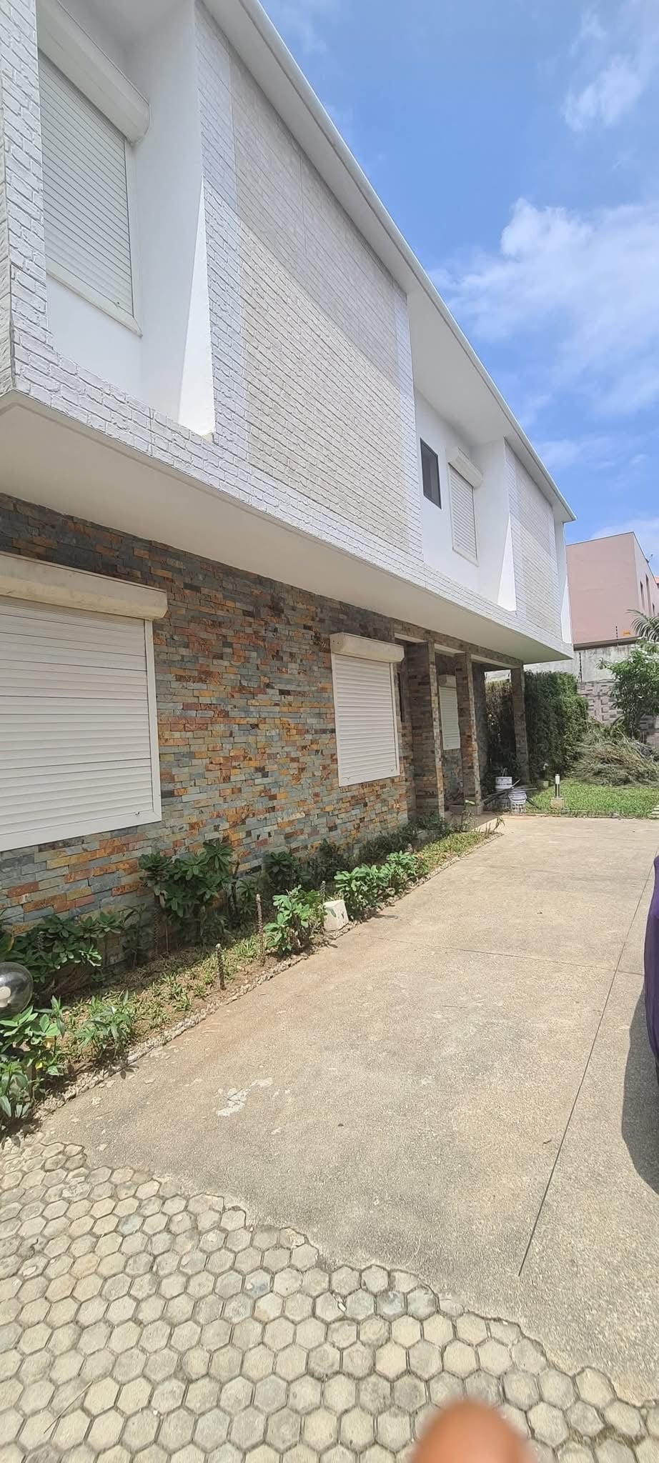 Riviera 3, près des écoles françaises, villa de 6 pièces dans une concession 