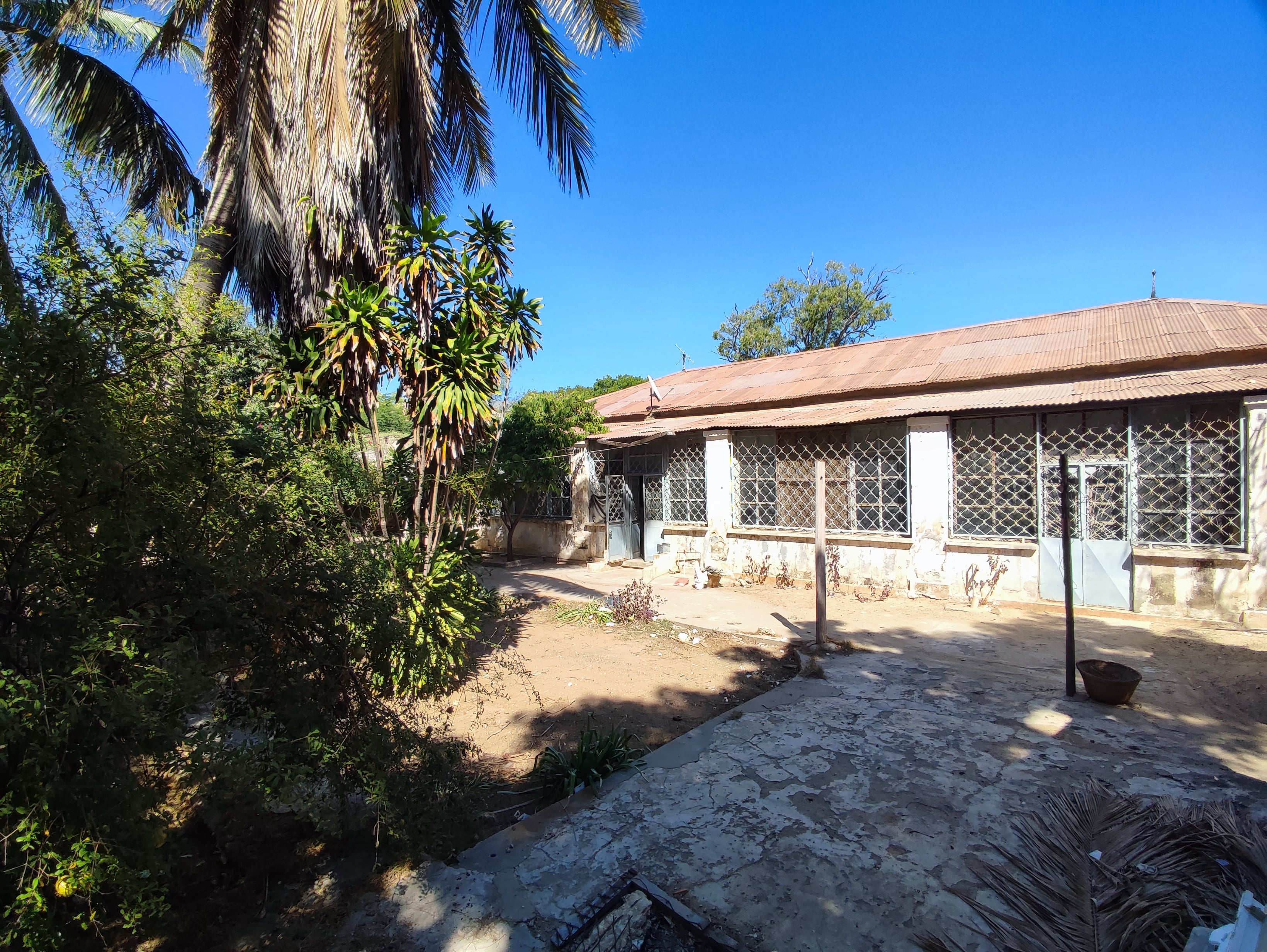 À VENDRE – Villa de caractère F10 avec jardin | Centre de Toliara (Madagascar) REF: VM 23054
