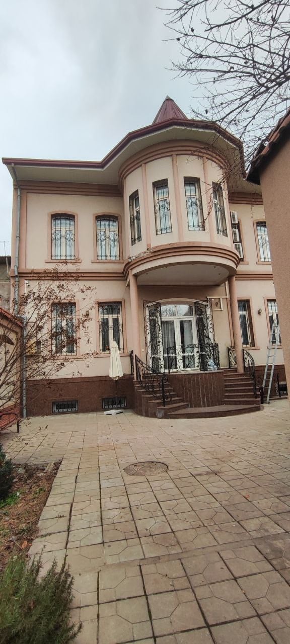 Spacious and cozy 3 bedroom and 3 bathrooms house next to “Grand Mir” hotel