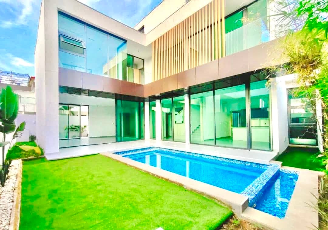 MISE EN VENTE D'UN TRIPLEX HAUT STANDING DE 07 PIÈCES À BINGERVILLE FEH KESSE