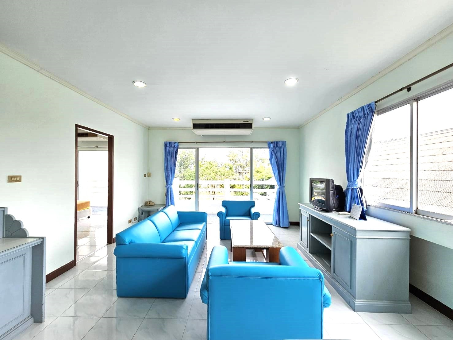 AMAZING PRICE FOR THIS 2 BEDROOM BEACH CONDO (124 SQM) ON MAE RAMPHUENG BEACH! FREEHOLD OWNERSHIP. NOW ONLY 2,650,000 THB