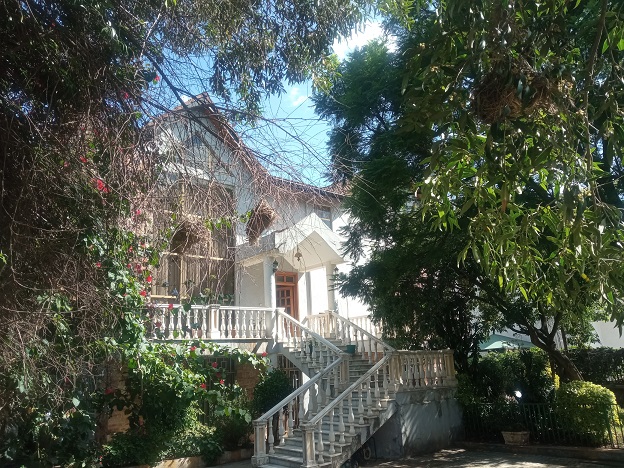 Great house, Big balconies, Coffee and avocado trees!