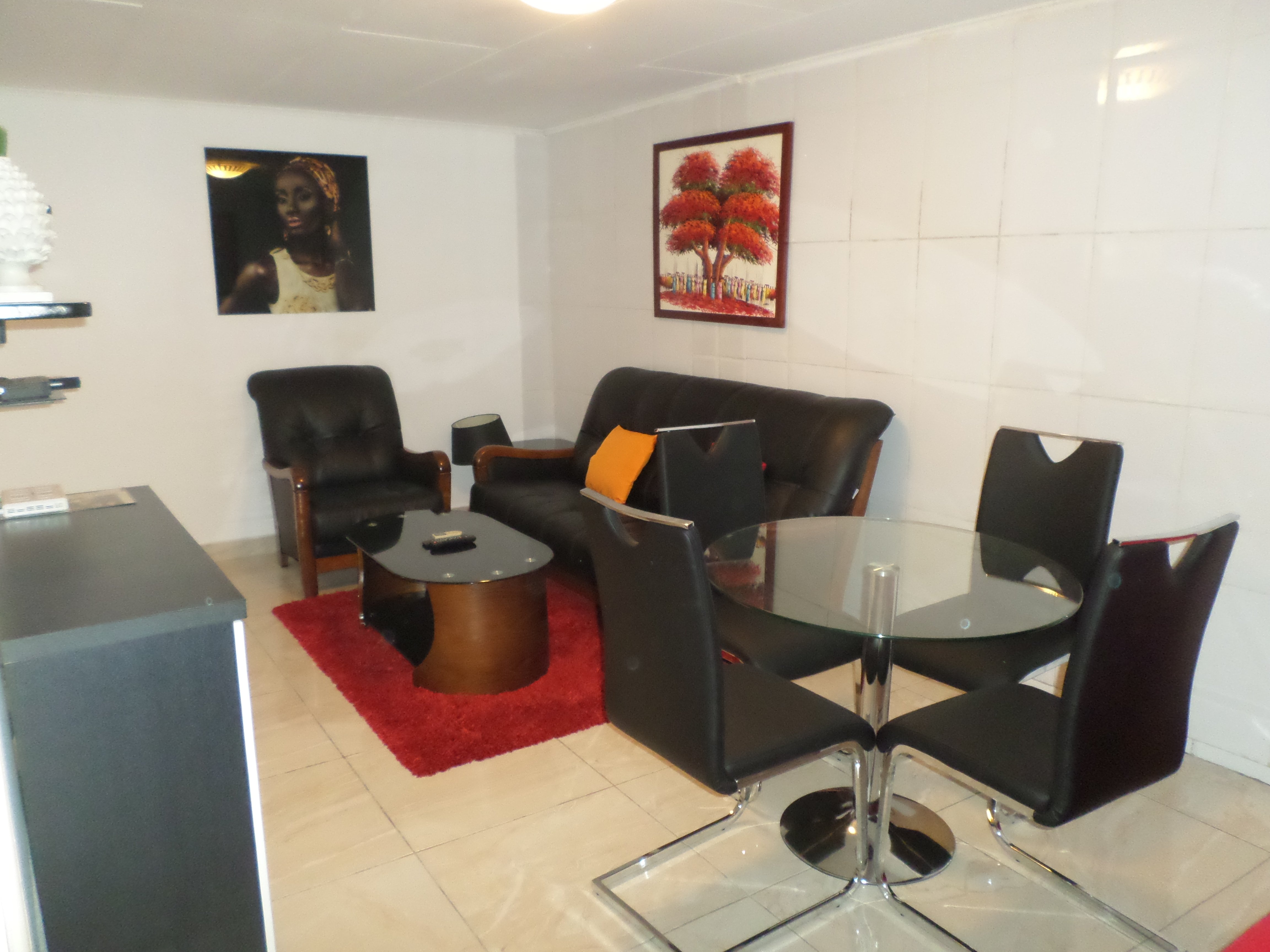 PETITE MAISON MEUBLEE D'UNE CHAMBRE A ANGONDJE