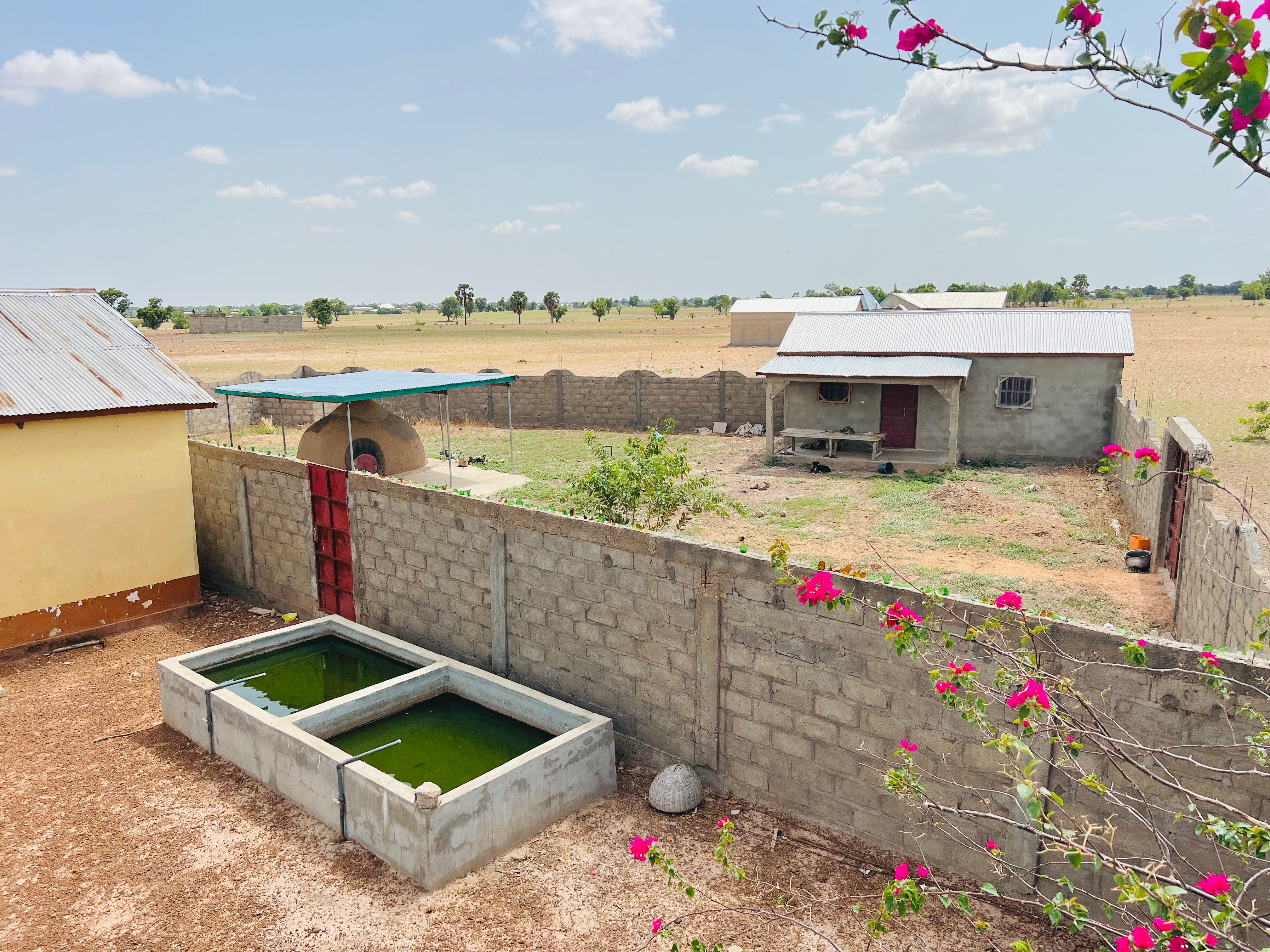 Superbe Domaine Autonome (Villa & Pisciculture + Église ) - Cinkassé, Togo