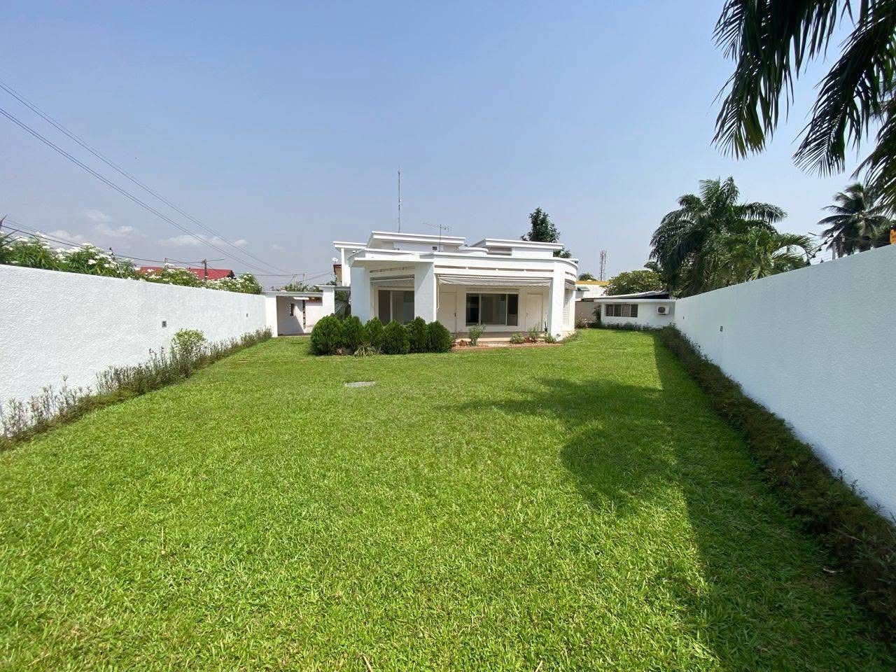 &#55357&#56525II Plateaux - Vallons,  Villa duplex 8 pièces située dans une zone calme, accessible et sécurisée:    02 séjours  05 chambres autonomes