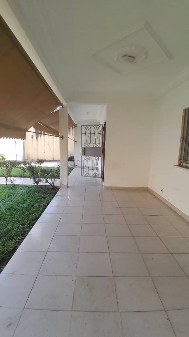 A louer à angré 8ème tranche dans la cité soleil 3 une très belle villa duplex de 6 pièces 