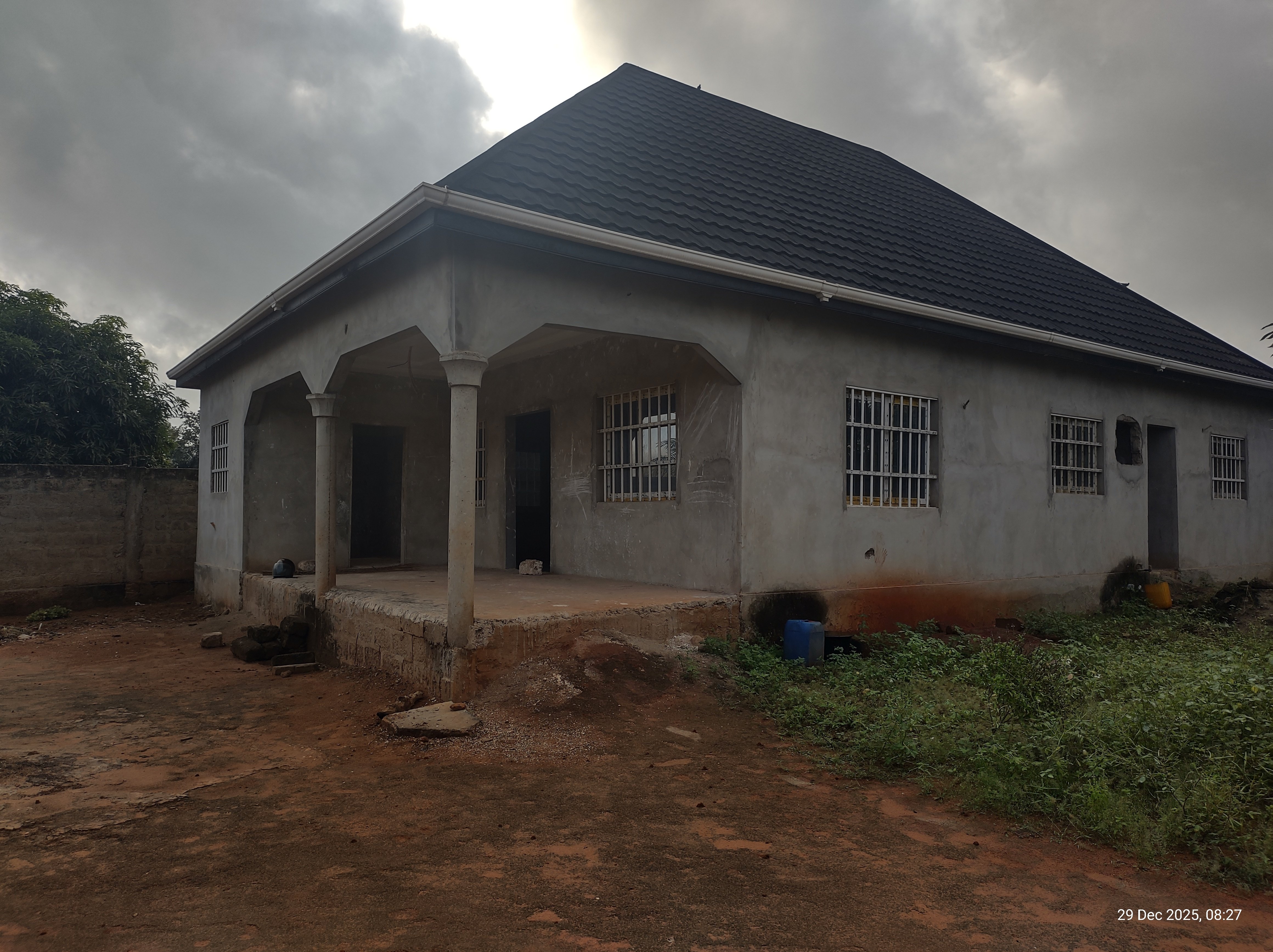 Villa inachevée à vendre - Akato Catholique (Contact / WhatsApp : +228 90 35 85 )