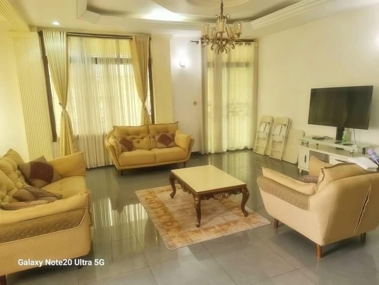 APPARTEMENT MEUBLÉ 3 CHAMBRES À LOUER À BASTOS 