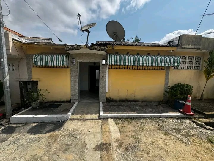 Se vende en Cocody Angré, distrito de Djibi: villa de una sola planta con 4 habitaciones.