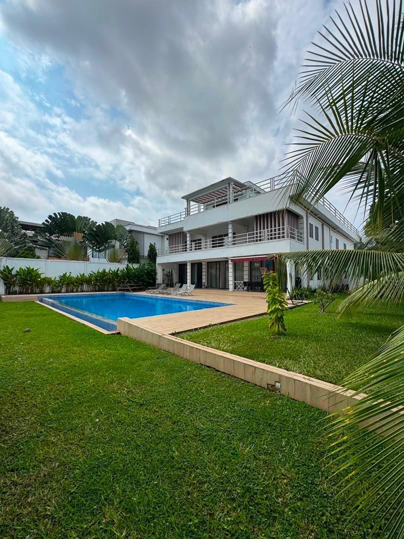 Riviera 4, zona de casino, villa dúplex de 10 habitaciones con amplio jardín y piscina.