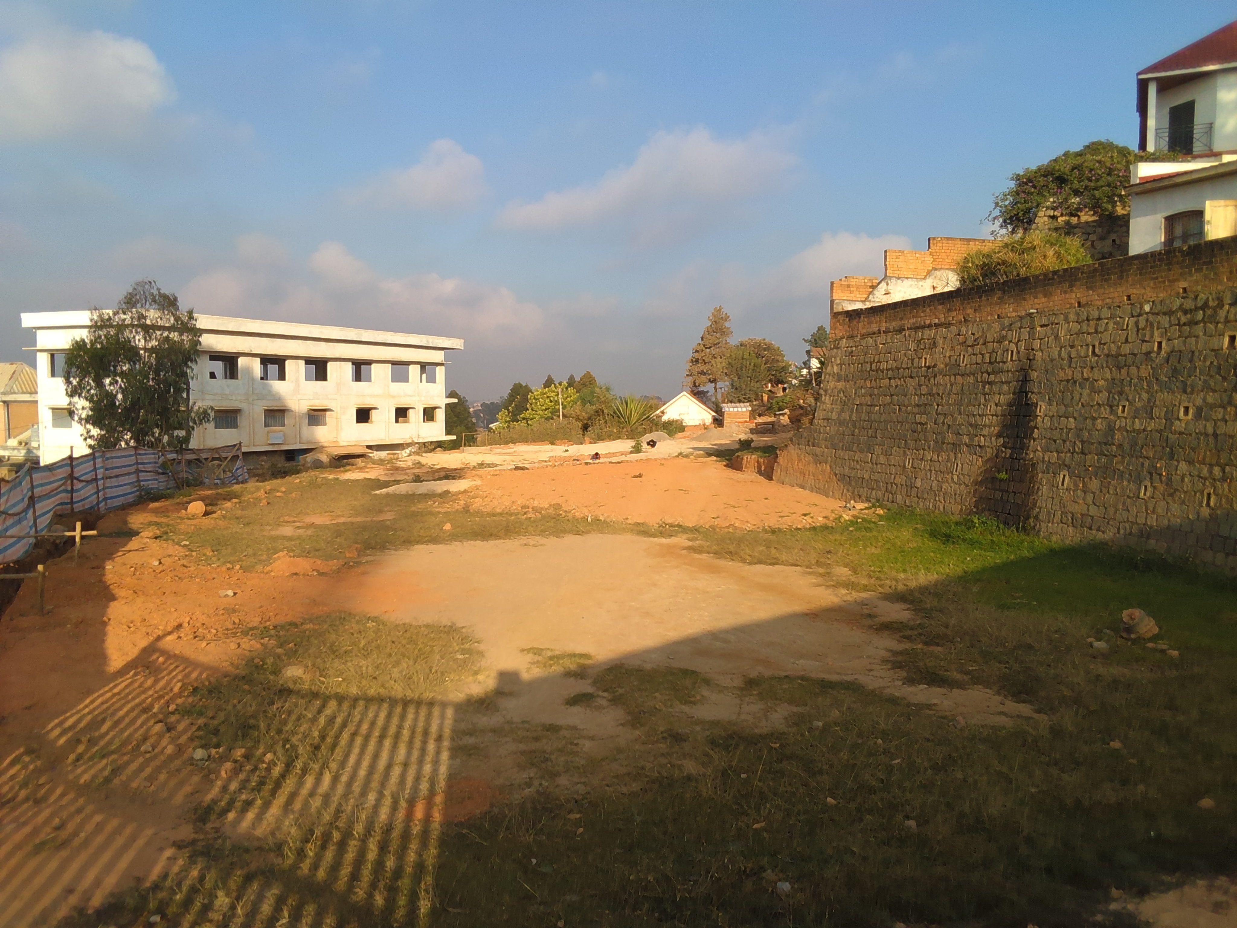 Terrain de 1290m2 Ambohidratrimo en bas du rova