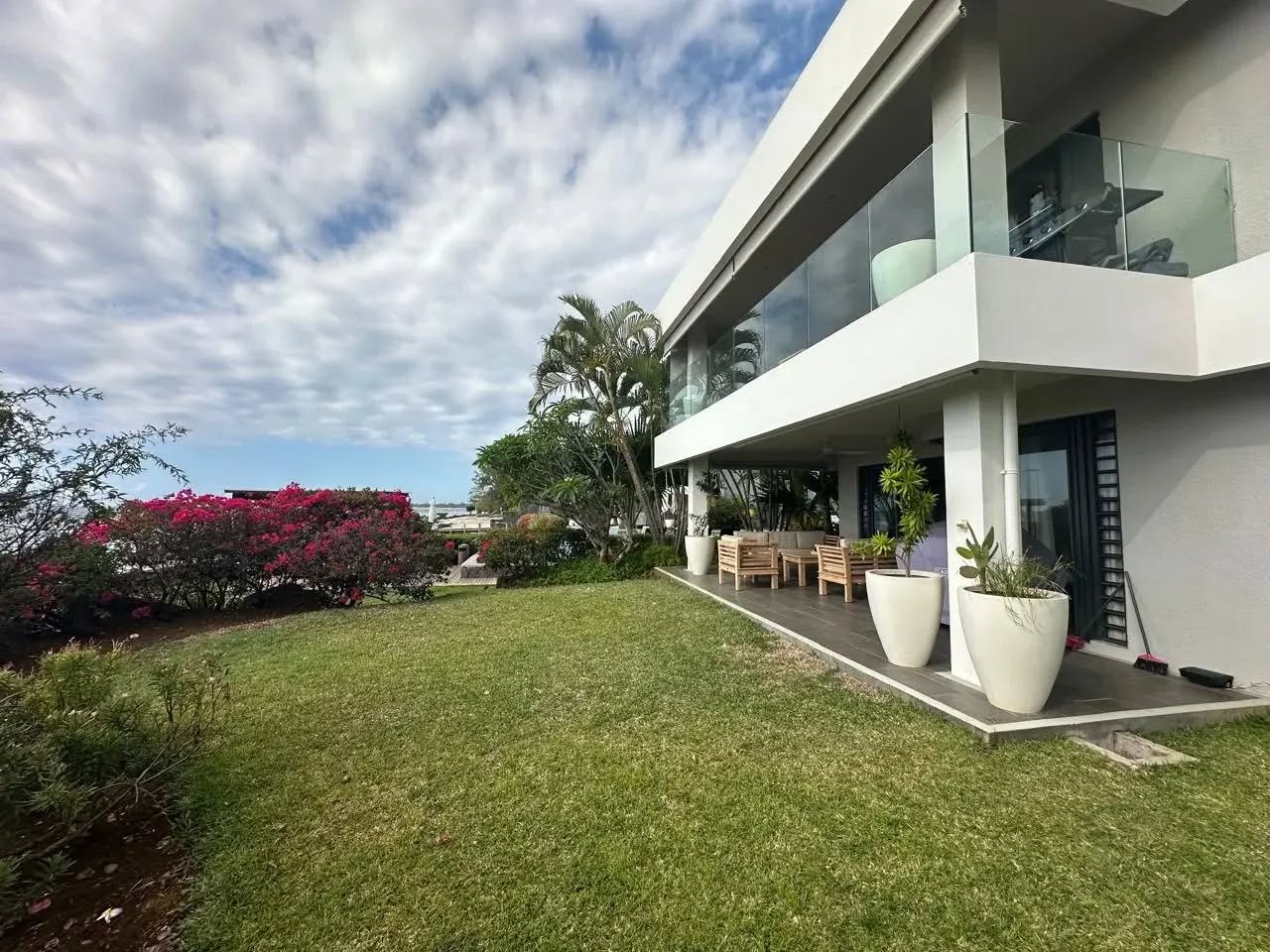  APPARTEMENT EN BORD DE MER Réf. : TAM-IM25788-NE | Statut : À LOUER À TAMARIN