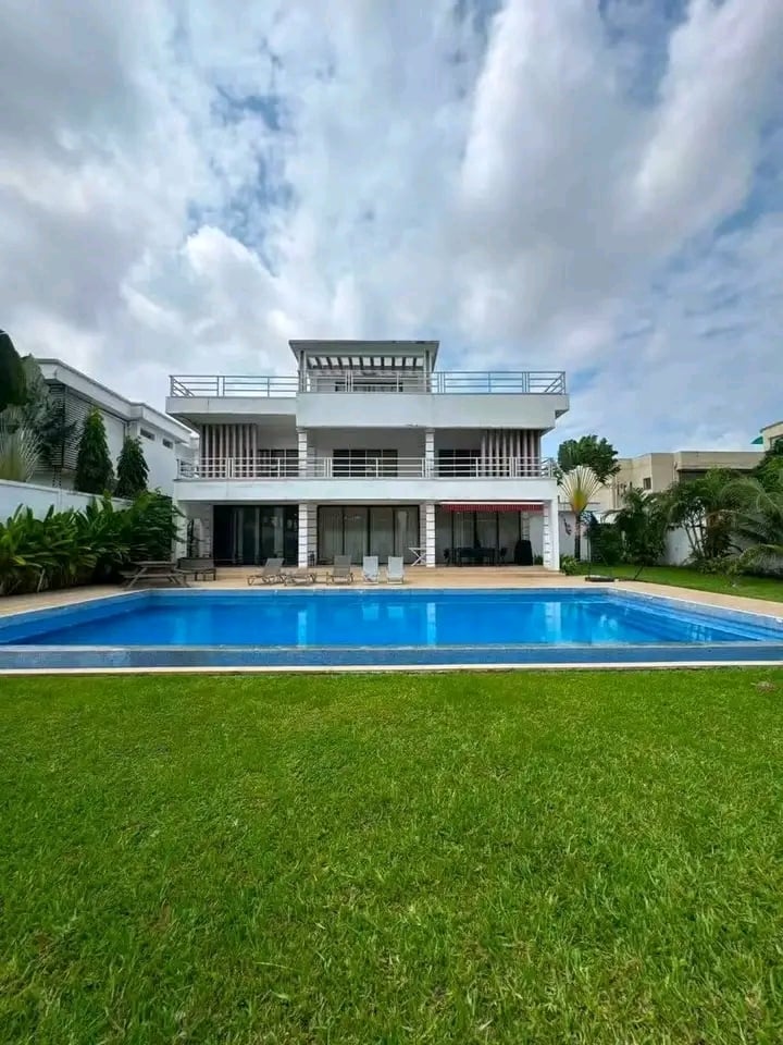 Se alquila en Riviera 4 Cocody: Villa tríplex con 11 habitaciones + piscina