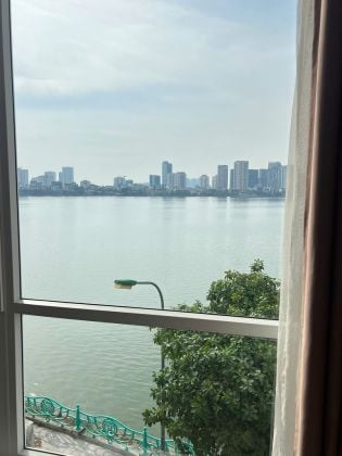 Nice, modern 3 – bedroom apartment with balcony and lake view in ...