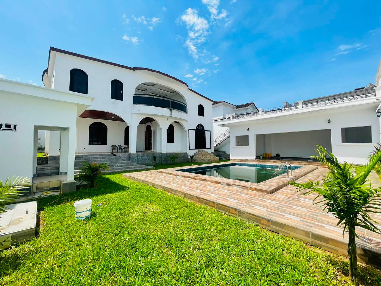 Se alquila en Riviera 4 una villa tranquila y rodeada de naturaleza, con 12 habitaciones y piscina.