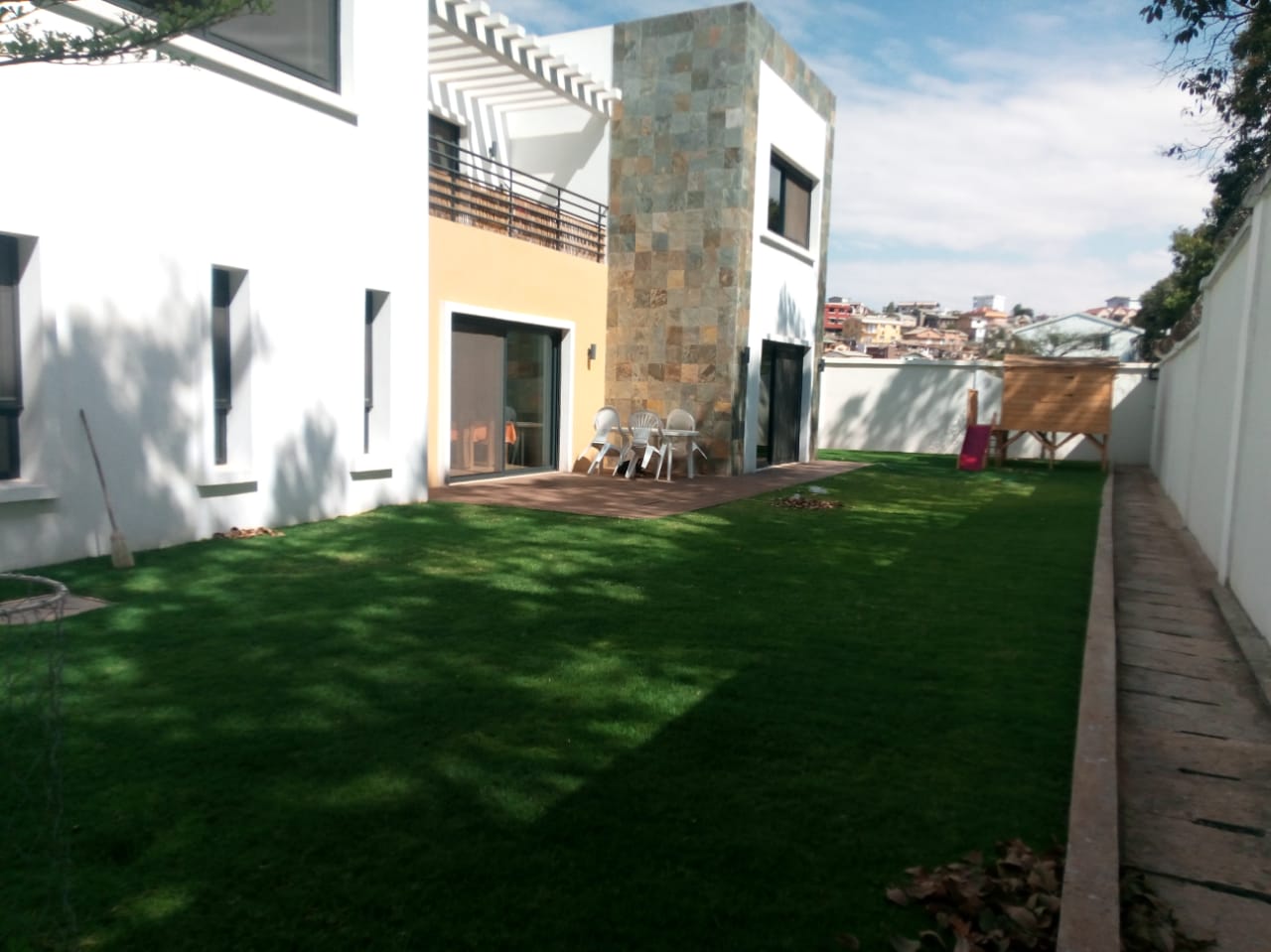 IVANDRY VILLA T4 MODERNE AVEC GRRAND JARDIN – GROUPE ELECTROGENE DANS UNE RESIDENCE SECURISEE A 2 MINUTES DES ECOLES