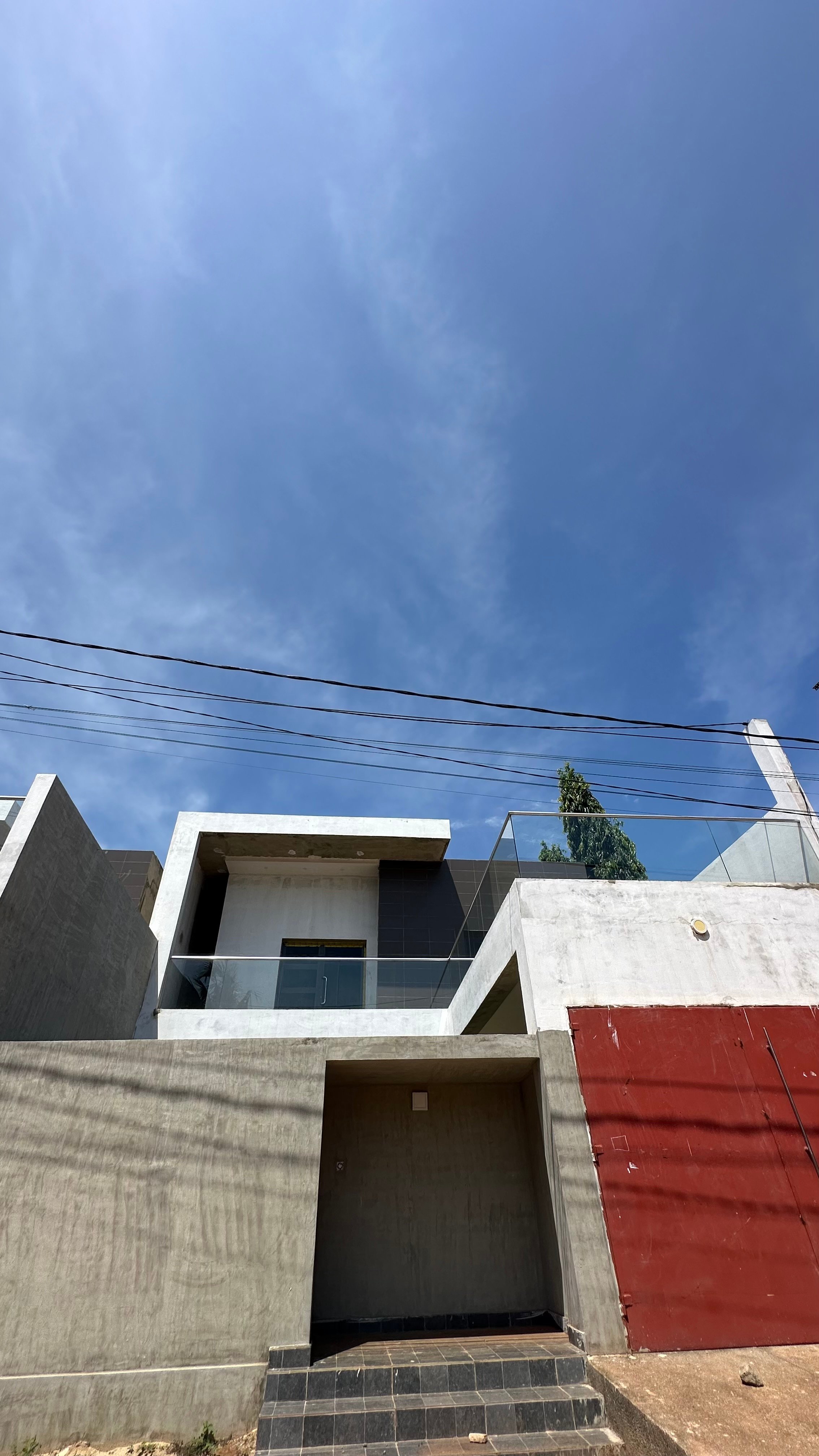 Unfurnished three-bedroom villa near the airport 