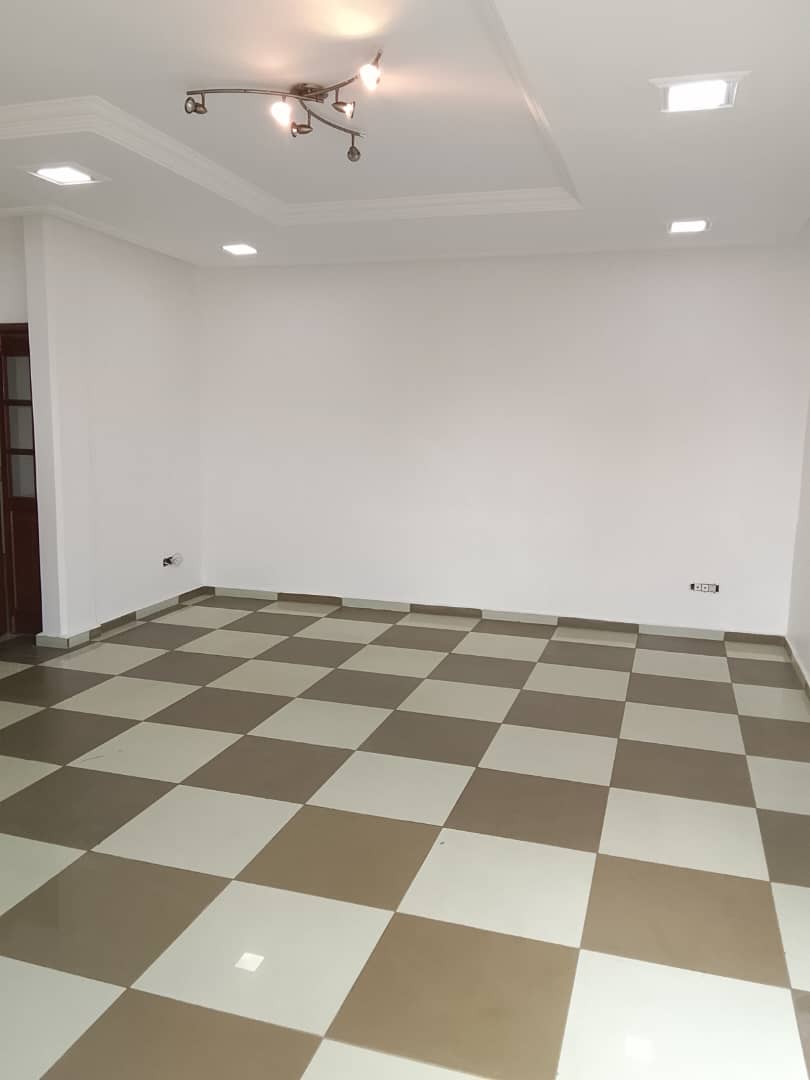 BEAU ET SPACIEUX APPARTEMENT DE TROIS CHAMBRES A LOUER A BONANJO