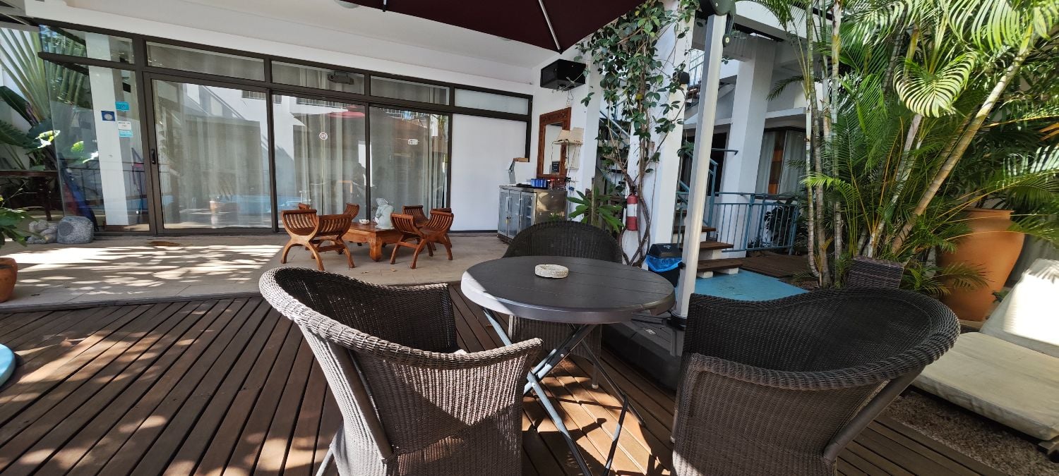 Se vende casa de huéspedes de 11 habitaciones y villa de 4 habitaciones.